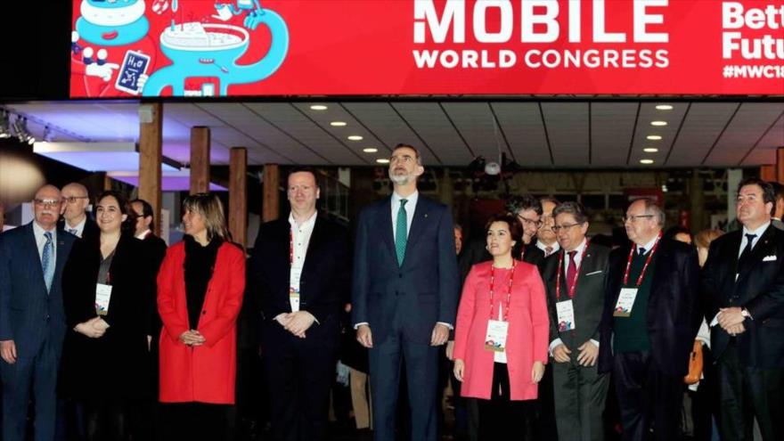 La alcaldesa de Barcelona, Ada Colau (segunda desde izda.), en el acto inaugural de MWC en presencia de rey Felipe VI (centro), 25 de febrero de 2018. 