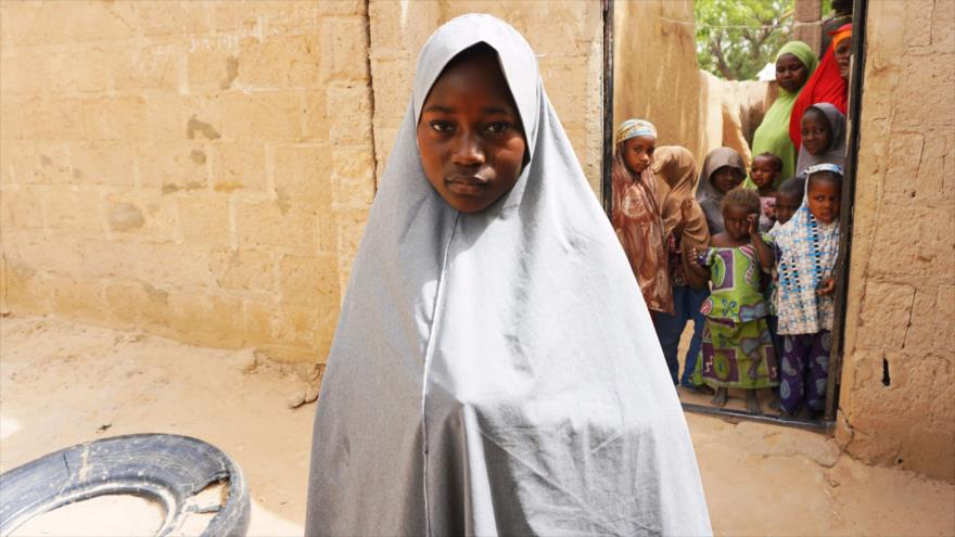 Hassana Mohammed, quien escapó de un ataque de Boko Haram contra su escuela, se encuentra frente a su casa en Dapchi, Nigeria, 22 de febrero de 2018.