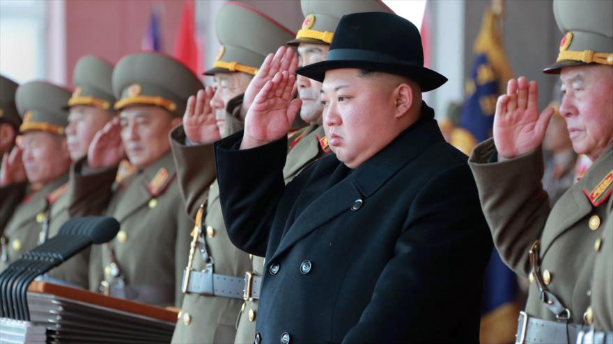 El líder norcoreano, Kim Jong-Un,asiste a un desfile militar para conmemorar el 70 aniversario del ejército popular coreano, 9 de febrero de 2018.