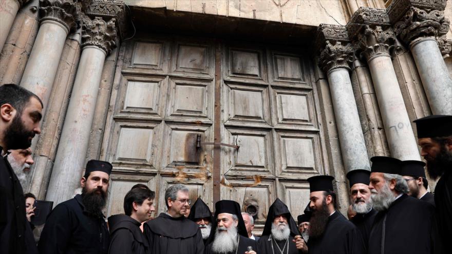 Varios líderes religiosos congregados frente a las puertas cerradas de la Iglesia del Santo Sepulcro, en el este de Al-Quds (Jerusalén), 25 de febrero de 2018.