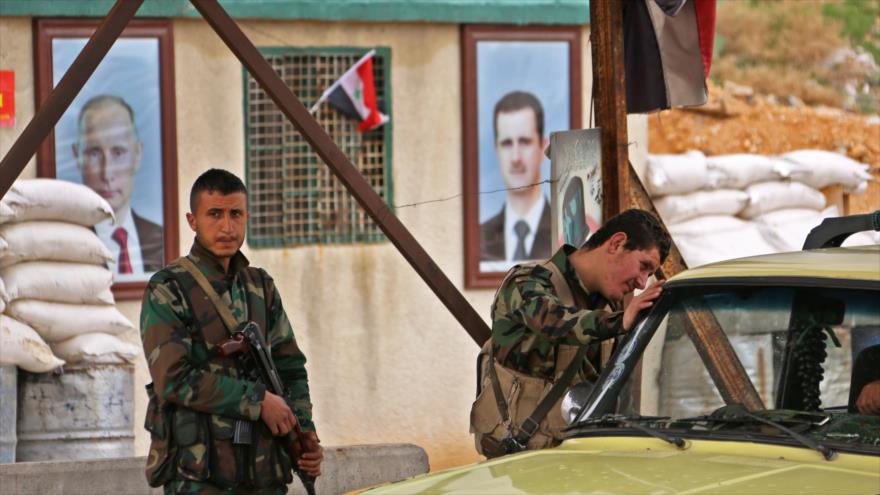Integrantes de las fuerzas sirias en un puesto de control en las afueras de Damasco, capital siria, 27 de febrero de 2018.