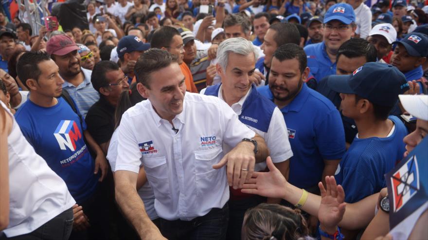 El candidato a la alcaldía de San Salvador Ernesto Muyshondt (centro) participa en una concentración en la capital, 25 de febrero de 2018.