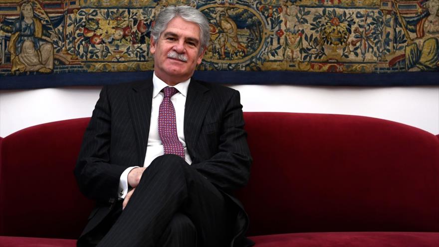 El ministro español de Exteriores, Alfonso Dastis, posa durante una entrevista en Madrid (capital), 8 de febrero de 2018