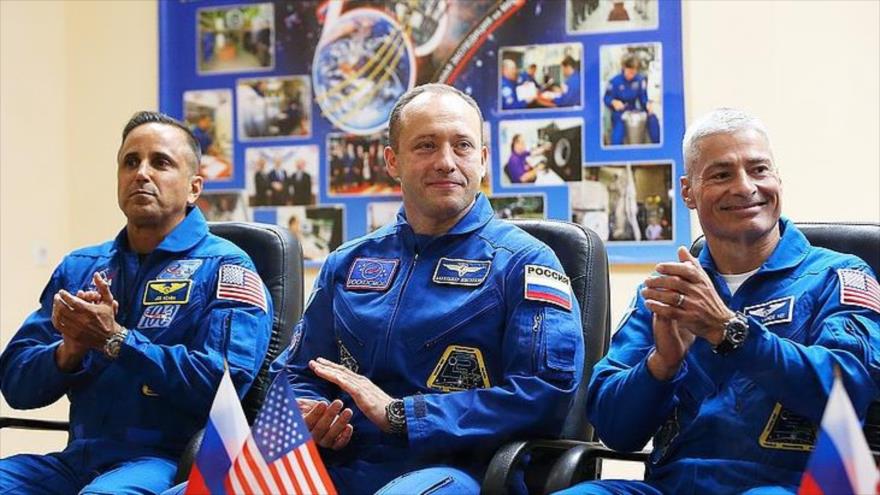 El astronauta de la NASA Joseph Acaba (izda.), el cosmonauta ruso Alexander Misurkin (centro) y el astronauta de la NASA Mark Vande Hei.