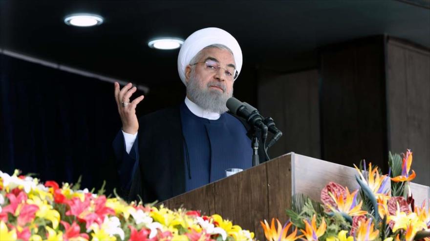 El presidente de Irán, Hasan Rohani, ofrece un discurso en la ciudad de Bandar Abbas, en la provincia de Hormozgan, 28 de febrero de 2018.