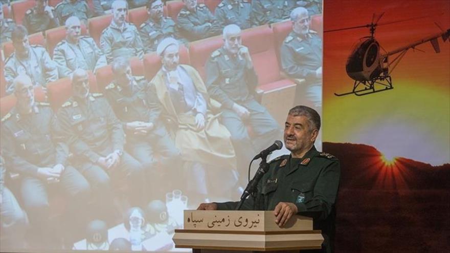 El general de división Mohamad Ali Yafari habla en la inauguración de centros especializados de la Fuerza Terrestre del CGRI, 28 de febrero de 2018.