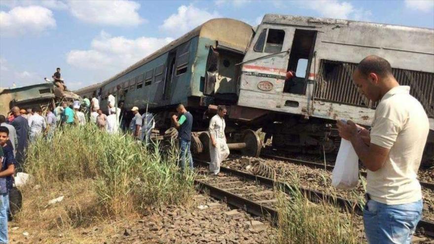 Un tren de pasajeros y otro de mercancía colisionan en la localidad de Kom Hamada, Egipto, 28 de febrero de 2018. 