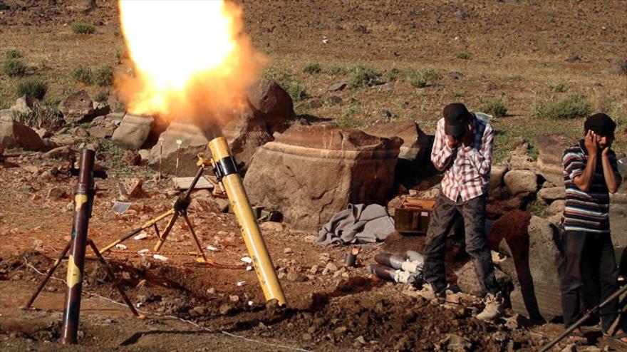 Combatientes ‘rebeldes’ sirios disparan granadas de mortero hacia las posiciones del Ejército de Siria en la provincia de Al-Quneitra.