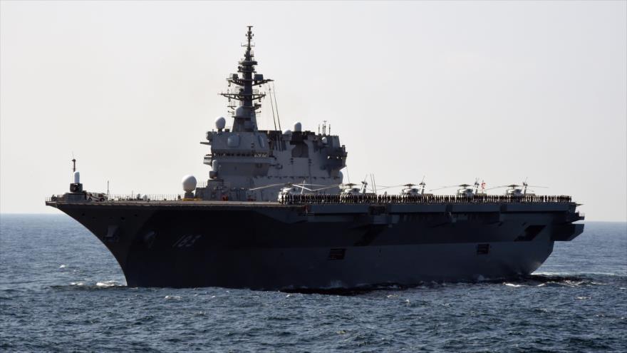 El buque de guerra de Japón Izumo participa en una revisión de la flota frente a la bahía de Sagami, la prefectura de Kanagawa, 18 de octubre de 2015.