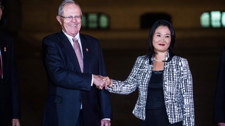 El presidente peruano, Pedro Pablo Kuczynski, y la excandidata presidencial Keiko Fujimori se estrechan la mano en Lima (capital), 11 de julio de 2017.
