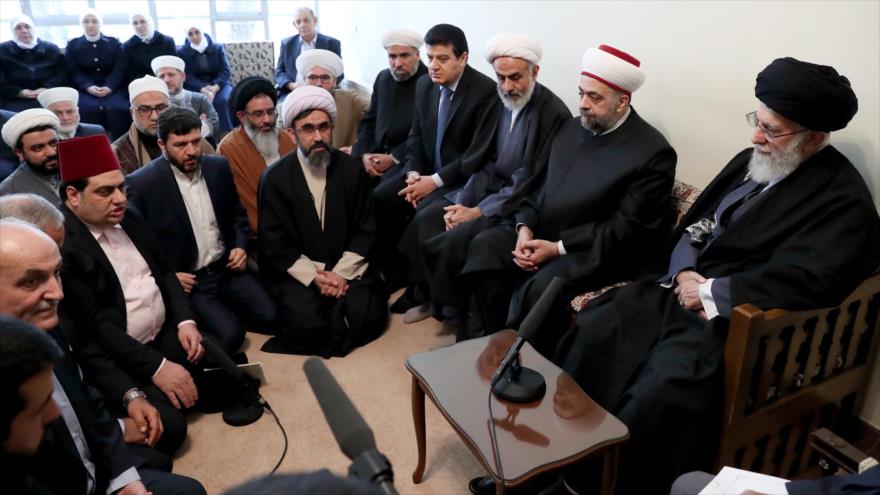El Líder de la Revolución Islámica de Irán, el ayatolá Seyed Ali Jamenei (dcha.), se reúne con una delegación siria, 1 de marzo de 2018.