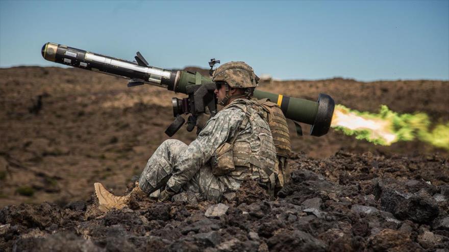 Un soldado prueba un misil antitanque Javelin, de fabricación estadounidense 