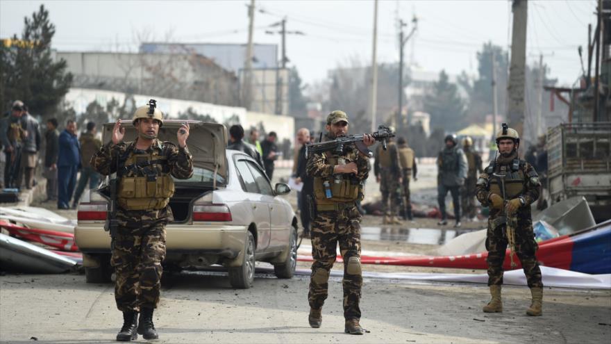 Fuerzas de seguridad de Afganistán vigilan el lugar de un atentado que ha sacudido la parte oriental de Kabul, la capital, 2 de marzo de 2018. 