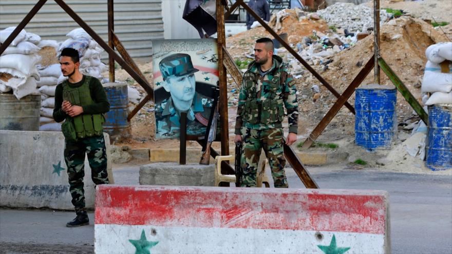 Integrantes de las fuerzas sirias en un puesto de control en las afueras de Damasco, capital siria, 28 de febrero de 2018.