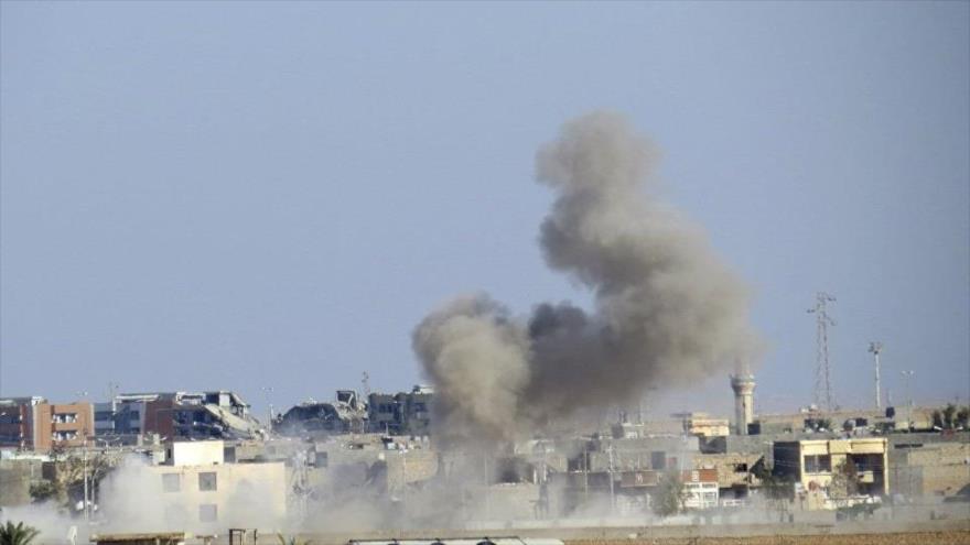 Una columna de humo se alza tras un ataque de la llamada coalición contra Daesh en Siria.