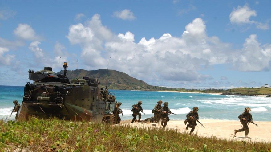 Efectivos estadounidenses realizan prácticas militares en la isla de Hawái. 