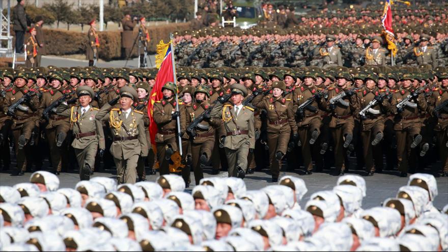 Soldados norcoreanos marchan durante un desfile militar con ocasión del 70º aniversario del Ejército del país, 8 de febrero de 2018.