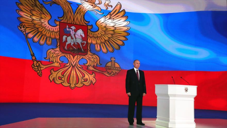 El presidente ruso, Vladimir Putin, se dirige ante la Asamblea Federal rusa en el centro de exposiciones Manezh de Moscú, 1 de marzo de 2018.