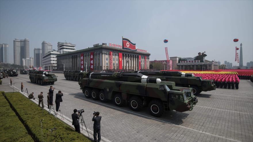 Un misil no identificado y una lanzadora móvil desfilan en una plaza céntrica en Pyongyang, 15 de abril de 2017.