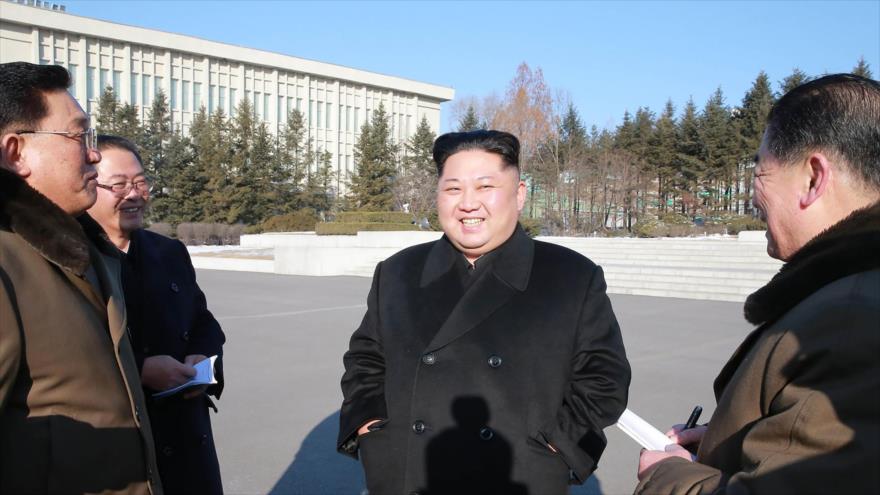 El líder norcoreano, Kim Jong-un, visita la Academia de Ciencias, 12 de enero de 2018.