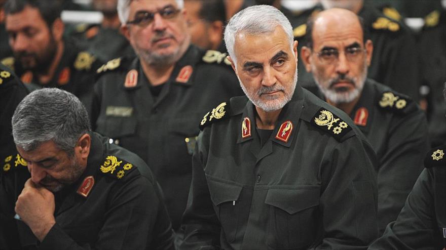 El comandante de las Fuerzas de Quds del Cuerpo de Guardianes de la República Islámica de Irán (CGRI), el general Qasem Soleimani (dcha).