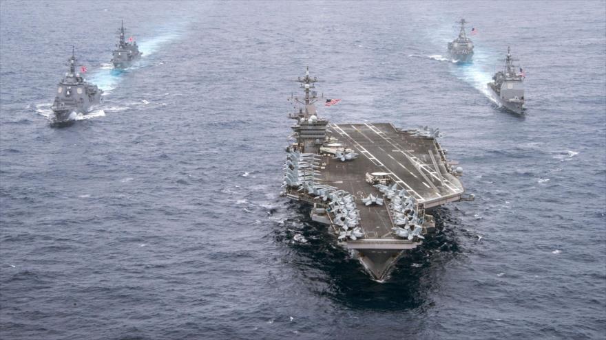 El portaaviones nuclear USS Carl Vinson, rodeado por varios destructores, surca las aguas del océano Pacífico, 26 de abril de 2017.