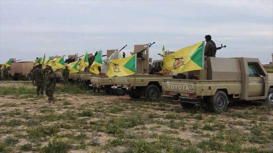 Un convoy de coches militares del Movimiento de Resistencia Islámica de Irak (Kataib Hezbolá).