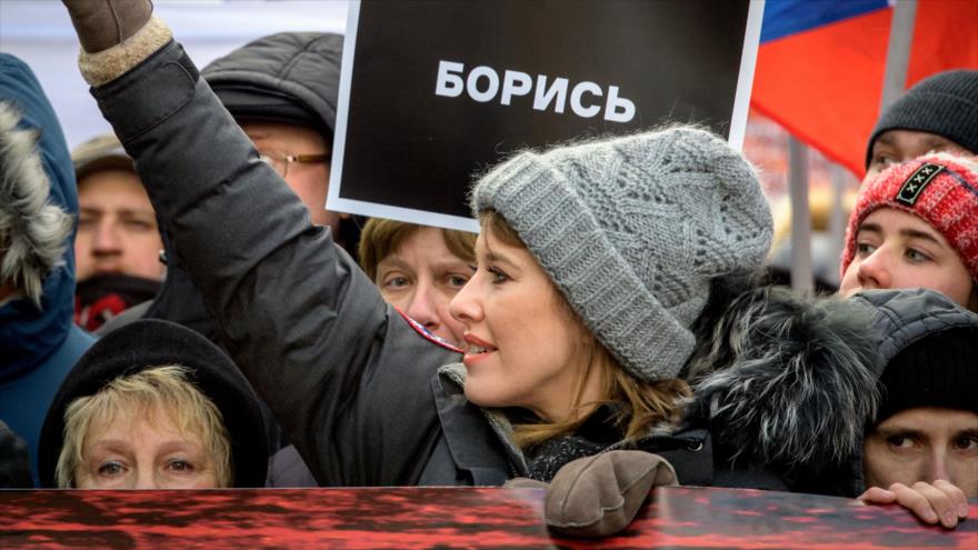 La periodista de televisión rusa y candidata presidencial, Ksenia Sobchak, saluda a sus simpatizantes en el centro de Moscú, 25 de febrero de 2018.