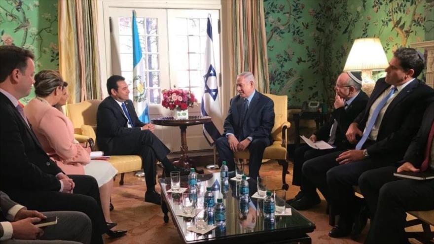 El primer ministro de Israel, Benyamin Netanyahu (dcha.), y el presidente de Guatemala, Jimmy Morales, en Washington, 4 de marzo de 2018.