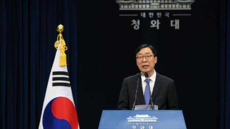 El portavoz de la Casa Azul (palacio presidencial surcoreano), Yoon Young-chan, durante una rueda de prensa, 11 de mayo de 2017.