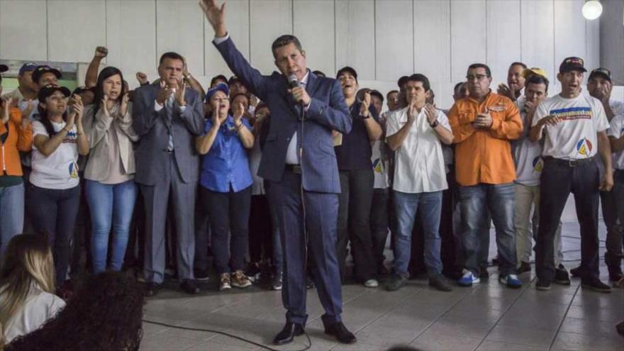 El candidato a la Presidencia de Venezuela Henri Falcón, junto a un grupo de simpatizantes en Caracas, 4 de marzo de 2018