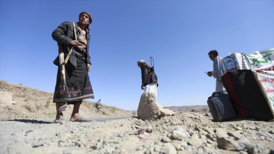 Combatientes del movimiento popular Ansarolá en un puesto de control militar en las afueras de Saná, capital de Yemen.