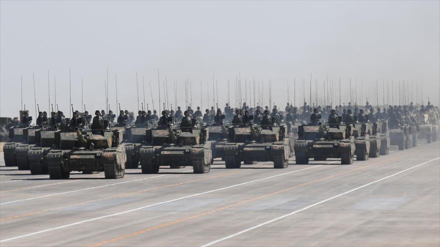 Un desfile de los tanques chinos modelo 99A en región autónoma de Mongolia Interior, en el norte de China, 30 de julio de 2017.