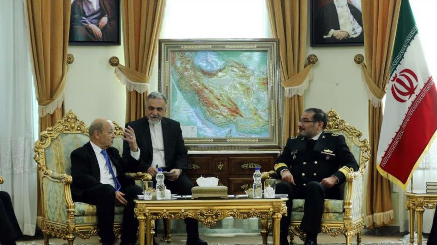 El secretario del Consejo Supremo de Seguridad Nacional de Irán, Ali Shamjani (dcha), reunido con el canciller de Francia en Teherán, 5 de marzo de 2018.