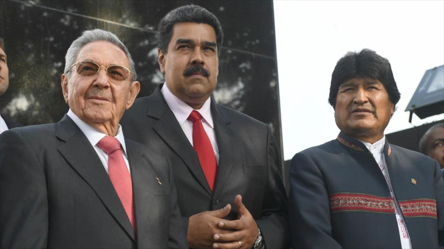 El presidente de Bolivia, Evo Morales (dcha.), de Venezuela, Nicolás Maduro (centro), y de Cuba, Raúl Castro, en Caracas, 5 de marzo de 2018.