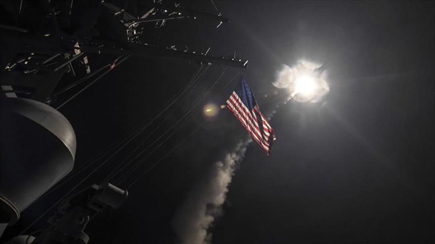 Lanzamiento de misiles crucero Tomahawak de EE.UU. desde los buques de guerra emplazados en el Mediterráneo contra la base aérea de Shairat en Homs (Siria).
