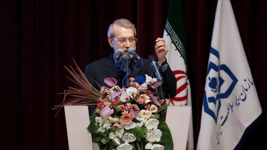 El presidente del Parlamento iraní, Ali Lariyani, ofrece un discurso en una cumbre sobre Seguridad Social y Salud, Teherán, 5 de marzo de 2018.