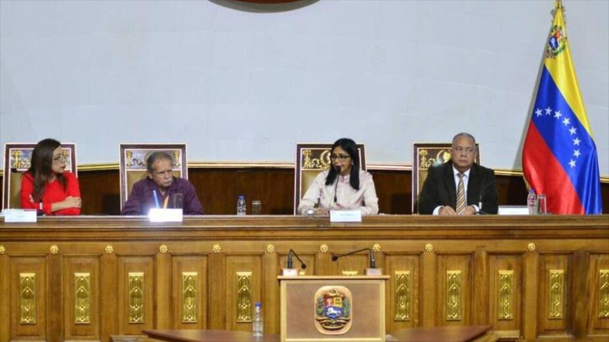 La presidenta de la Asamblea Nacional Constituyente de Venezuela (ANC), Delcy Rodríguez (centro), Caracas, 6 de marzo de 2018.