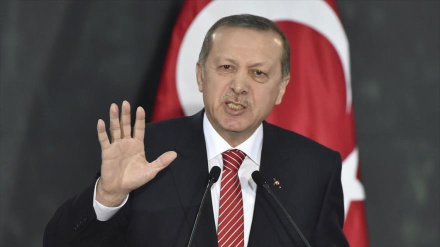 El presidente turco, Recep Tayyip Erdogan, ofrece un discurso en el Parlamento.