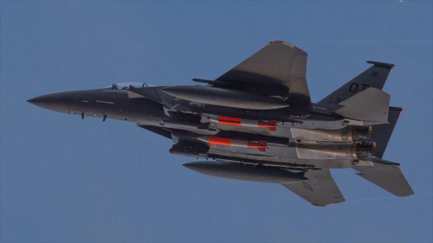 Un aviones de combate F-15 de EE.UU. cargado con dos bombas nucleares B61 durante una maniobra militar.