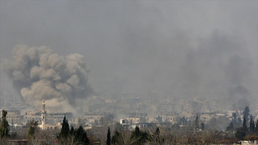 Columnas de humo se levantan después de ataques del Ejército sirio a las posiciones de terroristas en Mesraba, en Guta Oriental, 7 de marzo de 2018.