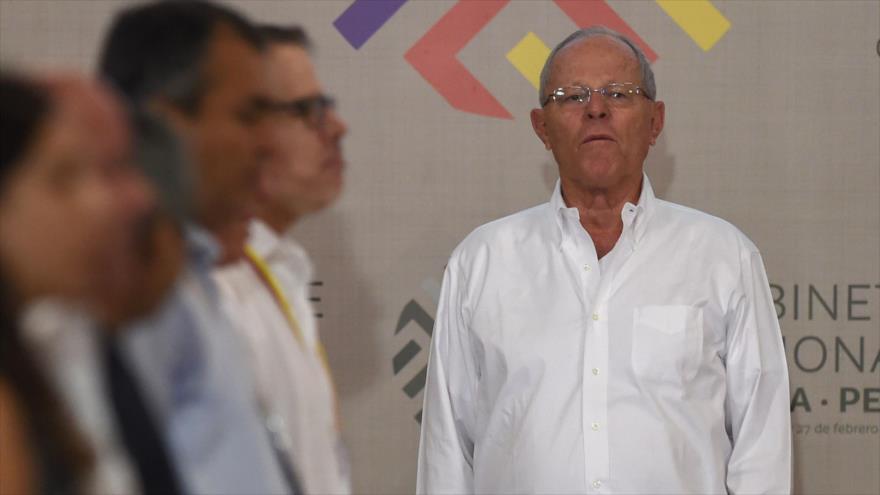 El presidente de Perú, Pedro Pablo Kuczynski (dcha.), durante una visita oficial en Bogotá, Colombia, 27 de febrero de 2018.