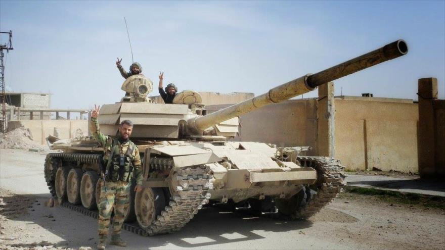 Soldados sirios posan cerca de un tanque T-72AV después de la liberación de la aldea de Beit Nayem en Guta Oriental, 4 de marzo de 2018.