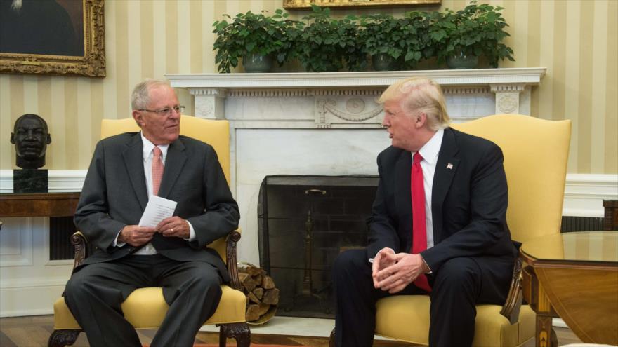 El presidente de EE.UU., Donald Trump (dcha.), y el de Perú, Pedro Pablo Kuczynski, en la Casa Blanca, 24 de febrero de 2017.