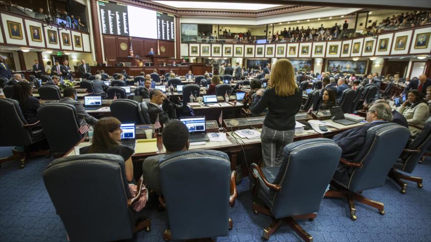 Legisladores debaten una ley de seguridad de armas en la Cámara de Representantes de Florida en el capitolio estatal, 7 de marzo de 2018.
