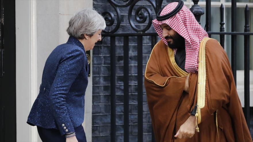 La primera ministra británica, Theresa May, recibe al príncipe heredero saudí, Mohamad bin Salman, en Londres, 7 de marzo de 2018.