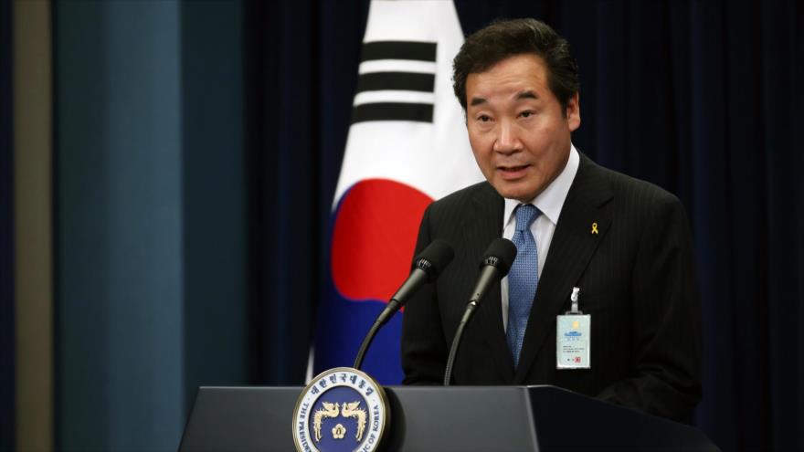 El primer ministro de Corea del Sur, Lee Nak-yon, habla en una conferencia.
