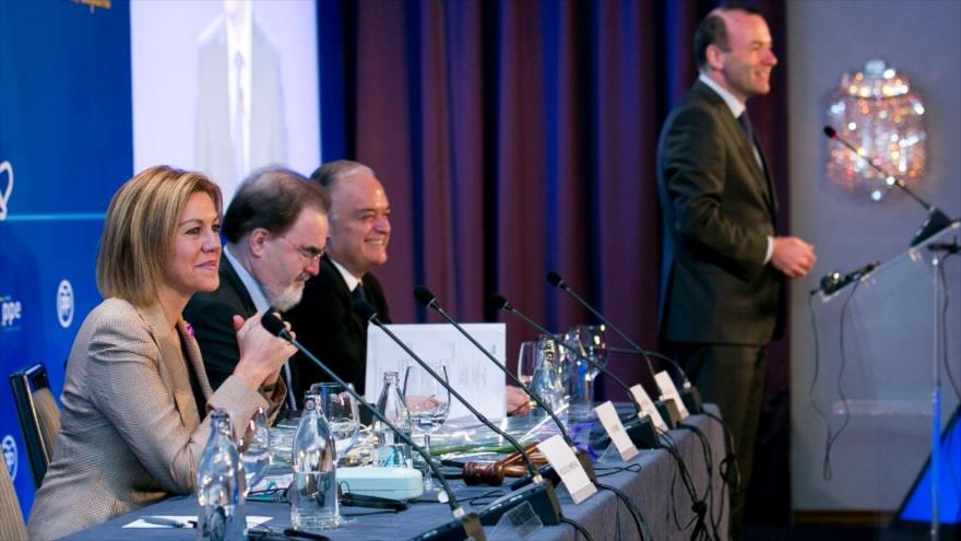 La ministra española de Defensa, María Dolores de Cospedal (izda), en la reunión del grupo parlamentario del PP Europeo, Valencia, 8 de marzo de 2018.