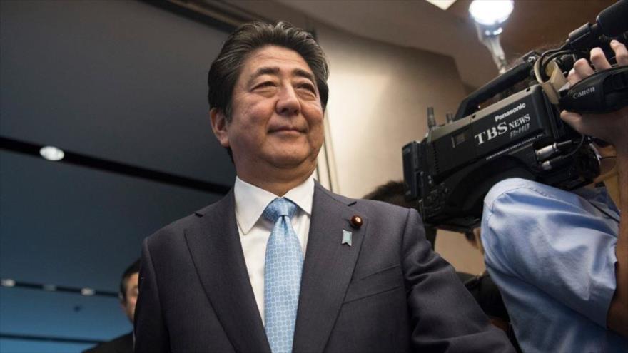 El primer ministro japonés, Shinzo Abe, dentro de las instalaciones televisivas de una cadena local de su país.