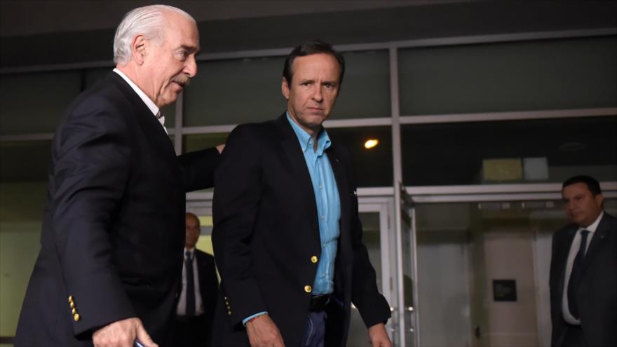 Andrés Pastrana (izda.) y Jorge Quiroga, expresidentes de Colombia y Bolivia, en Bogotá tras haber sido deportados desde Cuba, 7 de febrero de 2018.